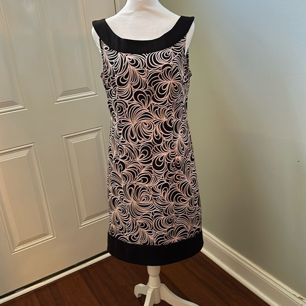 Beautiful Connected Apparel Sleeveless sheath Dress.